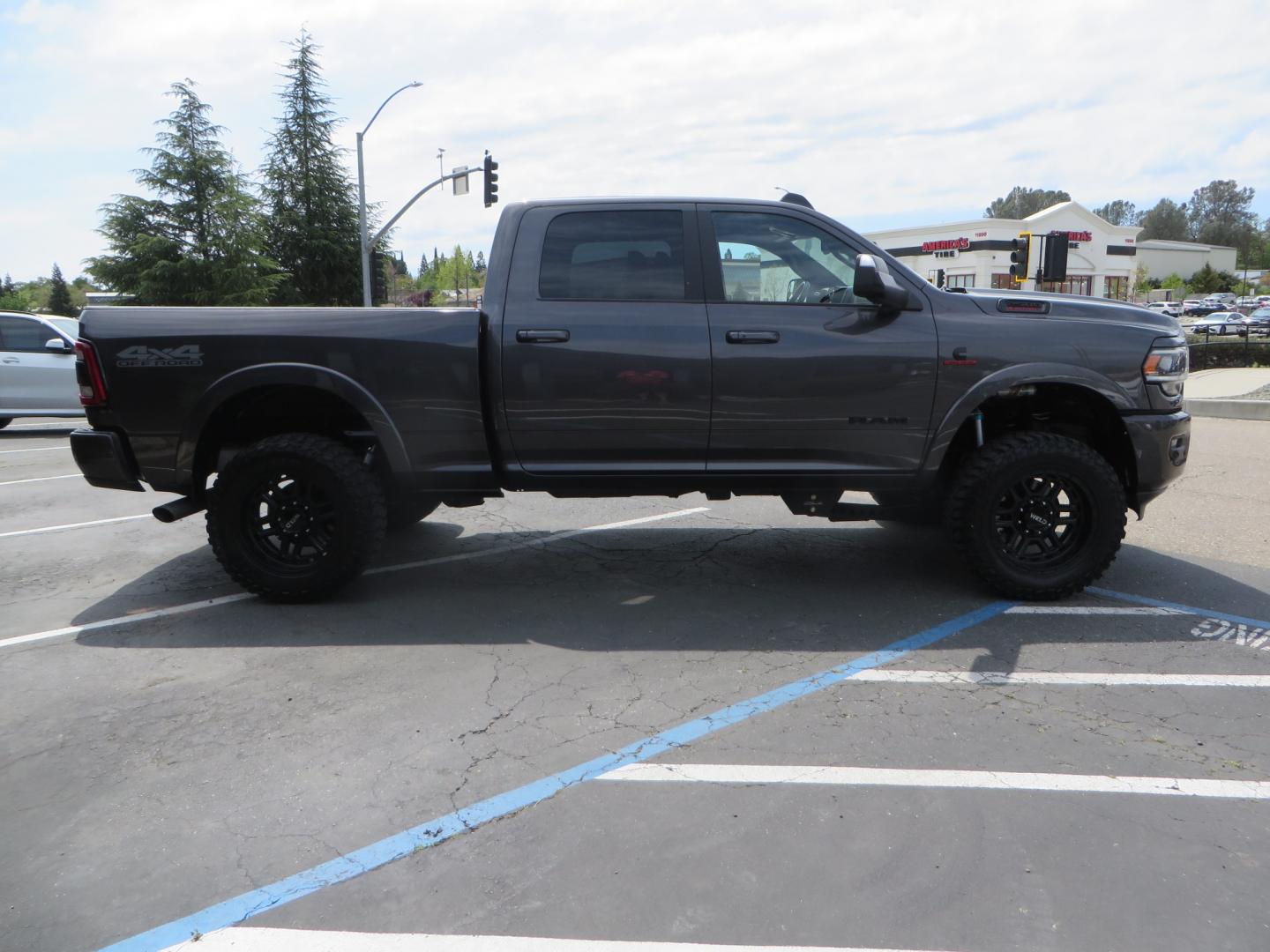 2022 CHARCOAL /BLACK RAM 2500 Laramie Crew Cab SWB 4WD (3C6UR5FL8NG) with an 6.7L V8 OHV 16V DIESEL engine, automatic transmission, located at 2630 Grass Valley Highway, Auburn, CA, 95603, (530) 508-5100, 38.937893, -121.095482 - Features a Carli Pintop suspension system with King Shocks, 20" Weld Racing wheels, 35" Cooper STT Pro tires, and Weathertech floor liners. - Photo#3